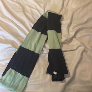 A gap scarf .
